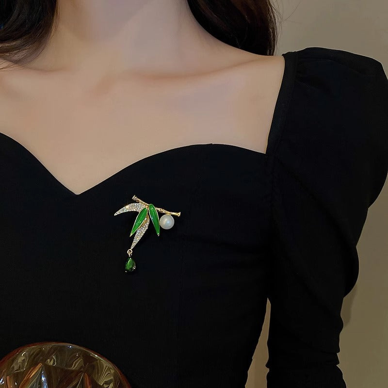Vintage Chinese style cheongsam paired with a cardigan with a brooch buckle, elegant coat accessory, water drop bamboo brooch