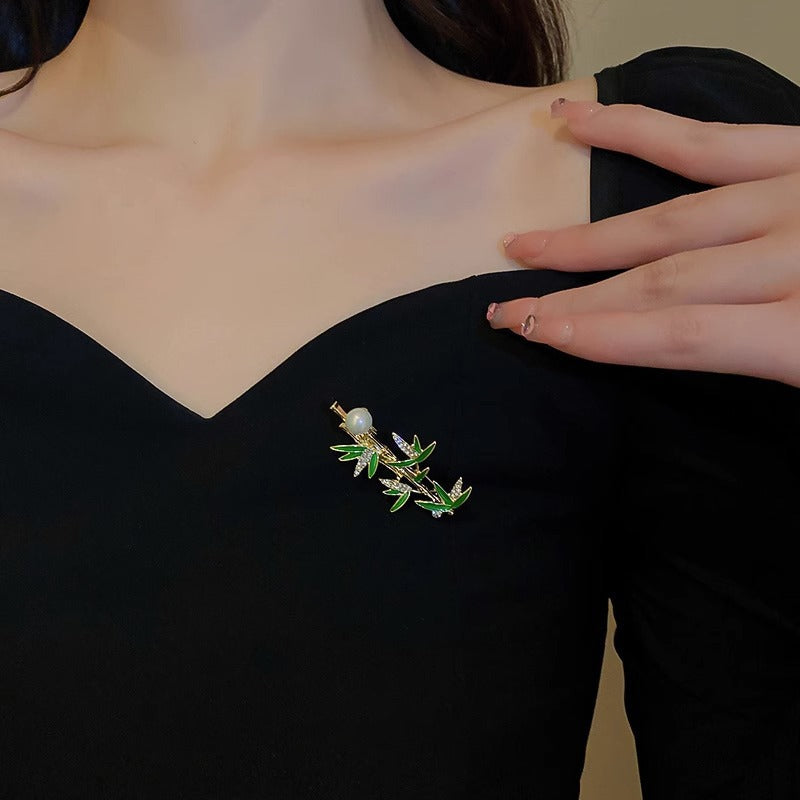 Vintage Chinese style cheongsam paired with a cardigan with a brooch buckle, elegant coat accessory, water drop bamboo brooch